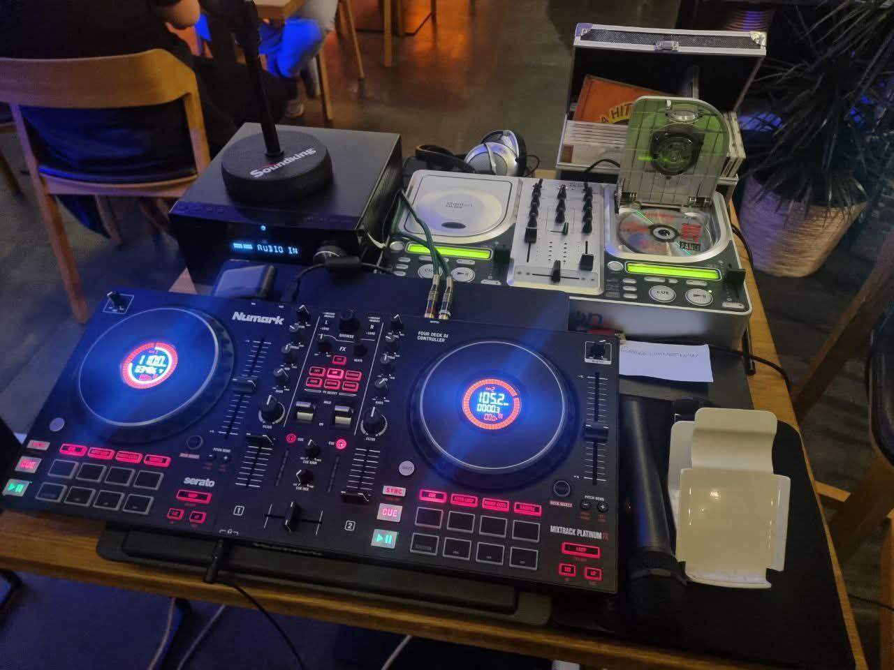 DJ aparatúra a svetlá